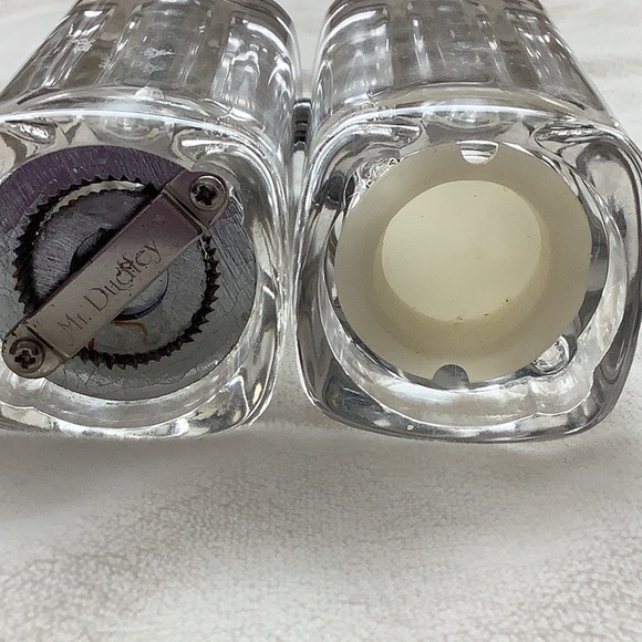 Vintage Mid-Century Clear Acrylic Salt Shaker and Pepper Mill by Mr. Dudley - Picture 2 of 7